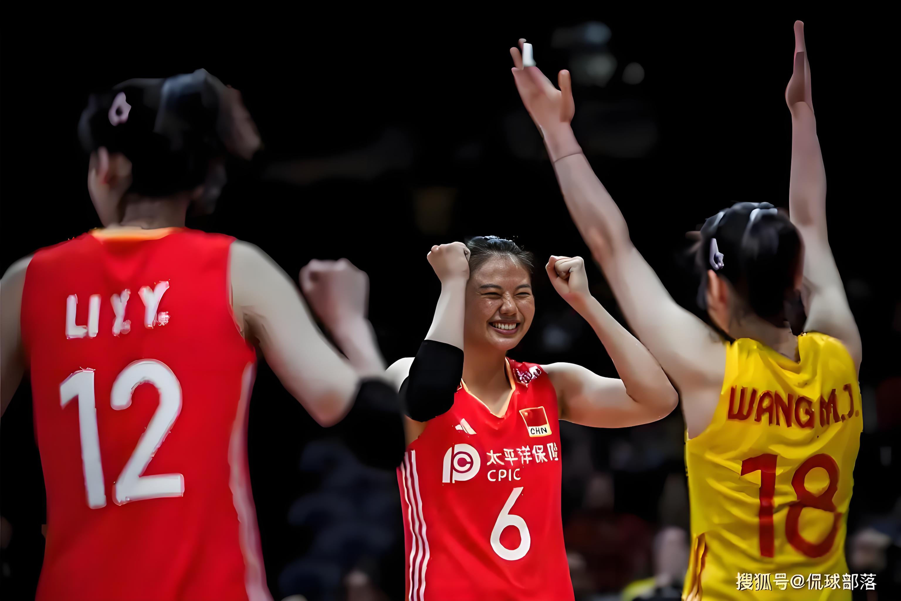 中国女排关键时刻救险，纳达尔力保胜局拿下系列赛